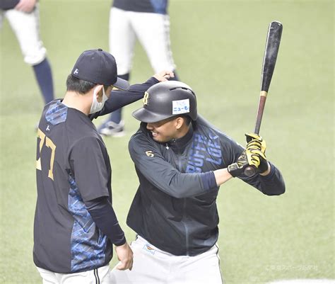 東スポ写真部 On Twitter 【プロ野球】2021年4月20日 オリックス×西武 佐野皓大 のお尻を持ち上げる ＃梵英心 打撃