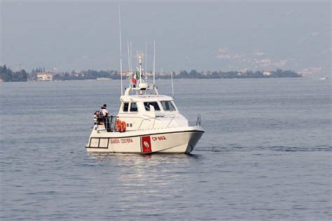 La Barca Affonda Nella Notte Tratte In Salvo Quattro Persone