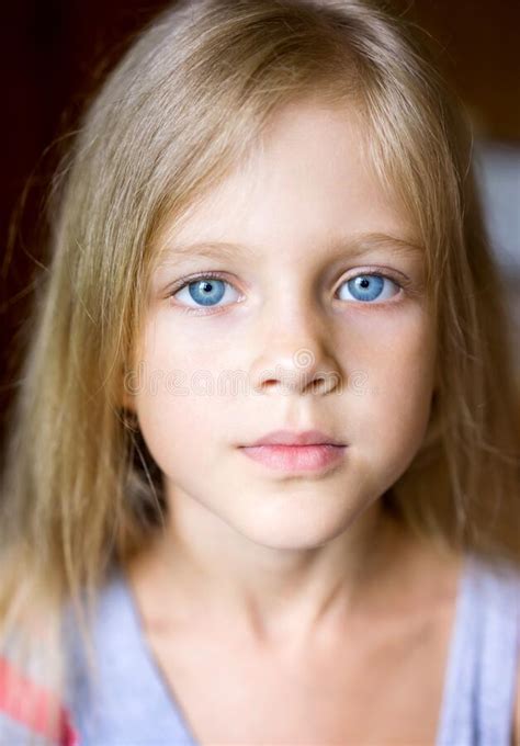 Portrait De Jeune Fille Blonde Attirante Image Stock Image Du Enfants Mode