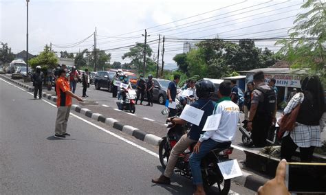 Rekonstruksi Kasus Pelemparan Batu Diprotes Ibu Tersangka Bernas Id