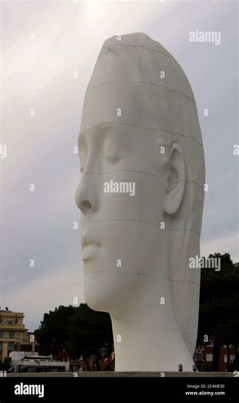 White Marble Sculpture By Jaume Plensa In Plaza Colon Banque De