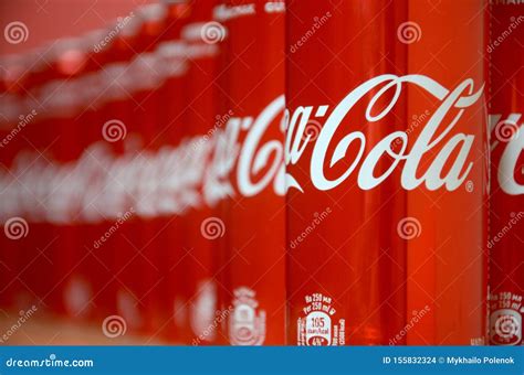 Logo De Coca Cola Impreso En Latas De Aluminio Y Colocado En La Mesa