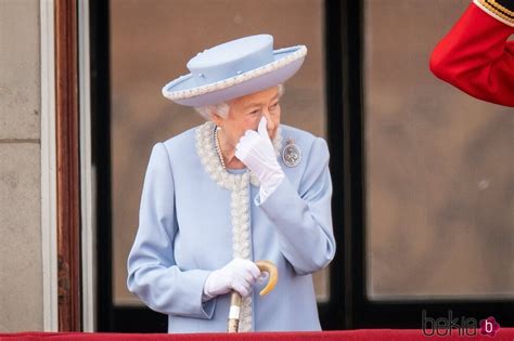 La Reina Isabel Muy Emocionada En Trooping The Colour Por El