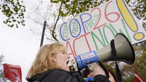 Lautstarker Protest im Gebäude des Weltklimagipfels Hunderte