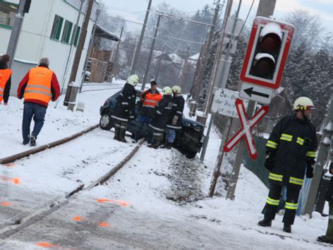 Pkw Von Linzer Lokalbahn Erfasst Ooe Orf At