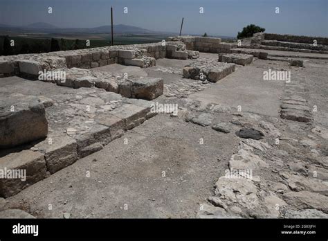 Tel Megiddo o Armagedón el palacio norteño arruinado y la pared