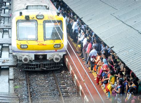 Mumbai Cst Bound Local Train Derails At Kalyan Station Mumbai Mirror