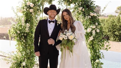 Cole Swindell Marries Courtney Little See Photos From Their Wedding