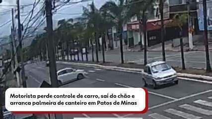 VÍDEO Motorista perde controle do carro atravessa avenida em alta