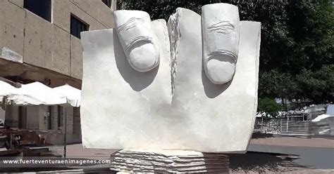 Gu A De Fuerteventura Escultura Libros Y Dedos Gu A De Fuerteventura