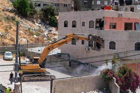 جرافات الاحتلال تهدم بناية عائلة الرجبي في سلوان