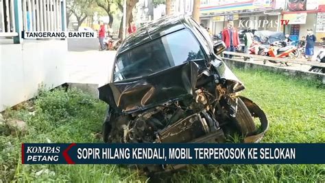 Sopir Hilang Kendali Mobil Terperosok Ke Selokan Di Tangerang Video