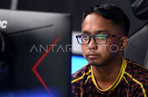 ATLET EFOOTBALL INDONESIA JUARA KEJUARAAN DUNIA ESPORT ANTARA Foto