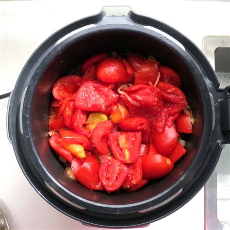 Large Batch Tomato Sauce -Pressure Cook 6 Pounds at Once! – hip ...