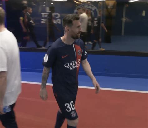 Bar A Universal On Twitter Leo Messi Leaving The Pitch Following His