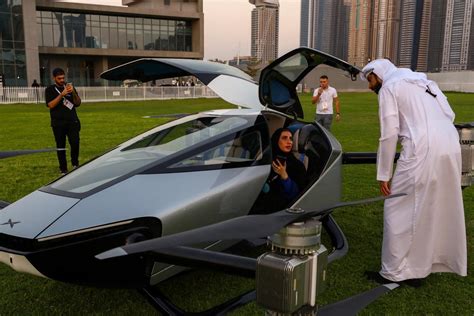 El coche volador realiza su primer vuelo público en Dubai