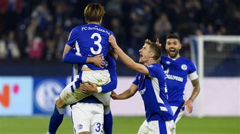 FC Schalke 04 bezwingt 1 FC Nürnberg ohne Trainer Grammozis Werder