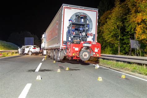 T Dlicher Frontalcrash Zwischen Pkw Und Lkw Auf Der B Im Erzgebirge