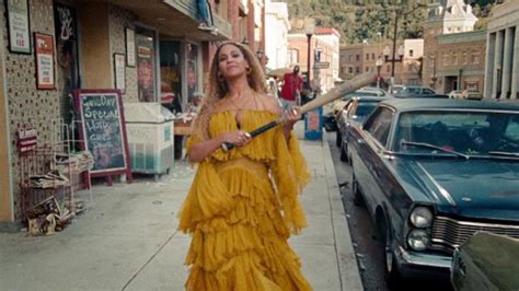 The baseball bat "Hot Sauce" from Beyoncé in Lemonade | Spotern