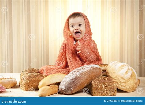 Enfant Mignon Mangeant Du Pain Image Stock Image Du Gosse Bl