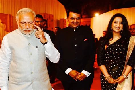 Amruta Fadnavis महात्मा गांधी पुराने और नरेंद्र मोदी नए भारत के राष्ट्रपिता महाराष्ट्र के