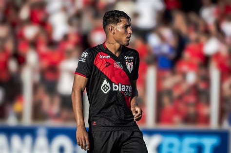 Atl Tico Goianiense Encerra Prepara O E Deve Ter Mudan As Para