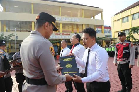 Pemberian Penghargaan Oleh Kapolresta Bogor Kota Kepada Anggota Dan