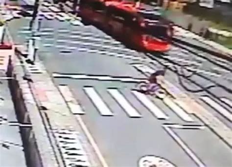 Vídeo mostra momento em que ciclista de 15 anos é atropelado por