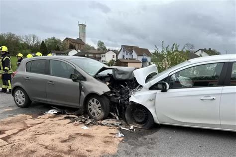 Missglücktes Überholmanöver Drei Schwerverletzte bei Unfall auf B47