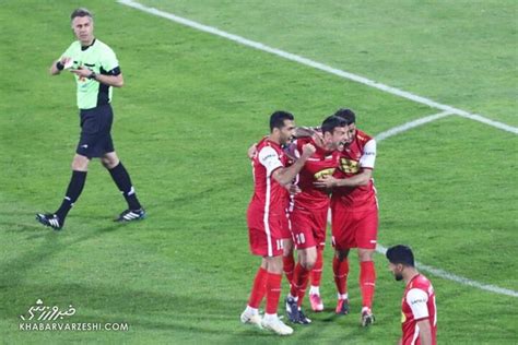 تصاویری متفاوت از دربی پرگل استقلال و پرسپولیس گلباران در شب بی‌هوادار