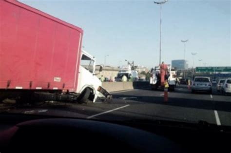 Un herido al chocar un camión y un auto en la autopista Panamericana