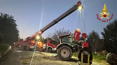 Incidente Sulla Provinciale 43 Mezzina Trattore Scivola E Ostruisce