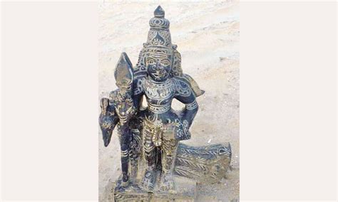 வேதாரண்யம் கடற்கரையில் கரை ஒதுங்கிய 1½ அடி முருகன் சிலை | Murugan statue washed ashore at ...