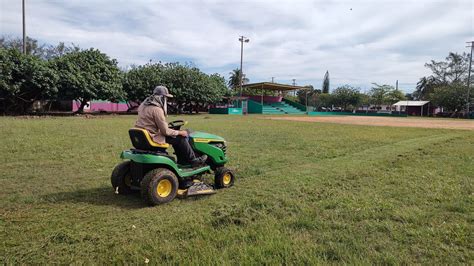 Brindan Mantenimiento A Campo De S Ftbol H Ayuntamiento De Nanchital