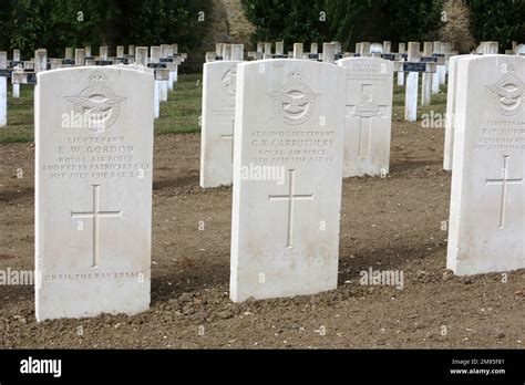 Royal Air Force Commonweatlth War Graves Tombes De Guerre