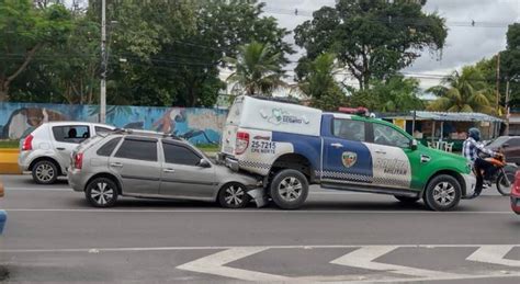 V Deo Motorista Perde Controle Do Carro E Para Embaixo De Viatura Da