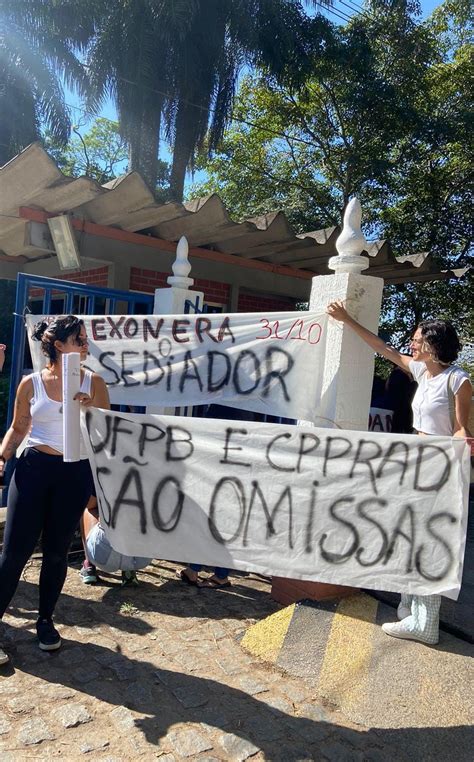 Estudantes da UFPB denunciam professor por assédio e fazem protesto em