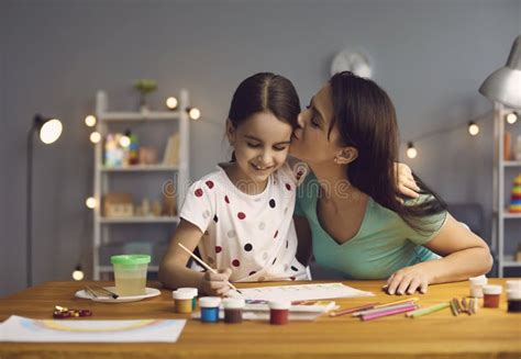 A Crian A Desenha Um Desenho M E Ensina A Filha A Desenhar Tintas