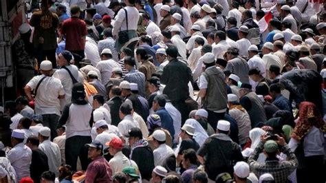 Foto Massa Aksi Salat Berjemaah Jelang Putusan Mk Kumparan