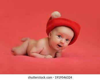 lindo sonriente niño pequeño desnudo y Foto de stock 1919546324