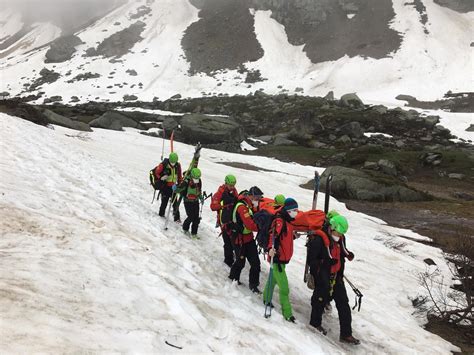 Ceresole Reale Enne Di Ivrea Cade In Quota E Resta Bloccato Nella