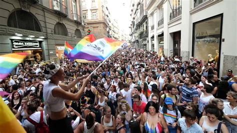 Pestati a sangue perché gay aggressione omofoba nel centro storico di Napoli La Stampa