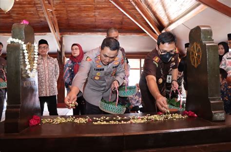 Kapolres Indramayu Bersama Forkopimda Ziarah Ke Makam Raden Bagus Arya