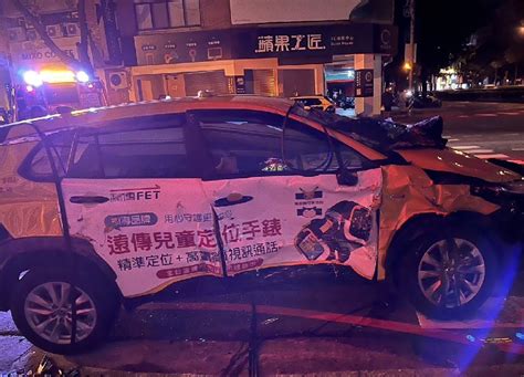 【影】台中小黃搶快左轉遭撞飛側翻！「車頭全毀」滾一圈噴上人行道超驚悚 中天新聞網