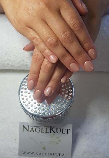 Nagelmodellage Mit Acryl Gel Aus Innsbruck