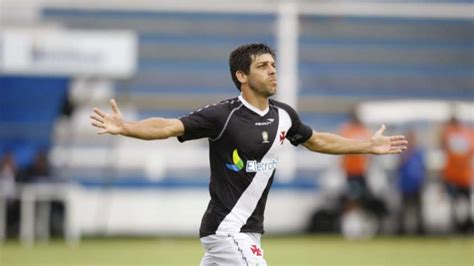 Monumental Vasco parabeniza o ídolo Juninho Pernambucano que completa