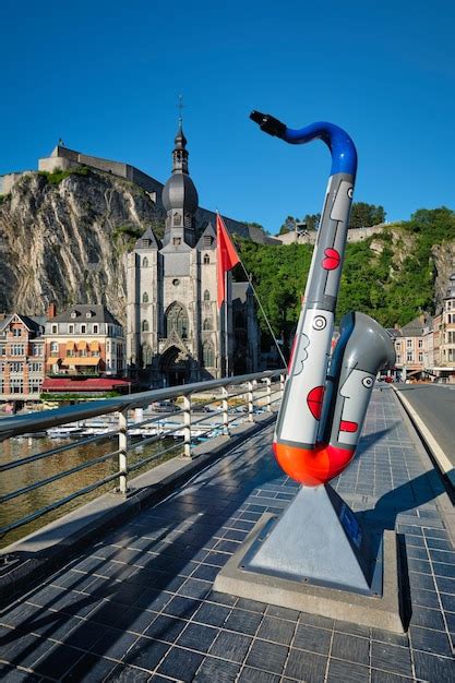 Vista de la pintoresca ciudad de dinant bélgica Foto Premium