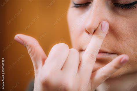 Stockfoto Nadi Shodhana Pranayama Alternate Nostril Breathing