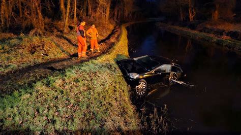 Auto Vliegt Uit Bocht En Belandt In Sloot In Bentelo Het Laatste