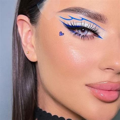 2024 TREND İNCELEMESİ İDDİALI GRAFİK EYELINER Makyaj Trendi